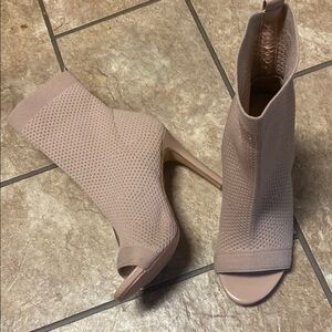 Catherine Melandrino Beige Heels with Sleek Design and Streamlined Toe 7.5
